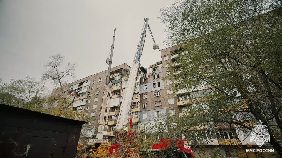 Спасатели МЧС России по ЛНР эвакуировали 67 человек из дома в Алчевске, где минувшей ночью произошел взрыв