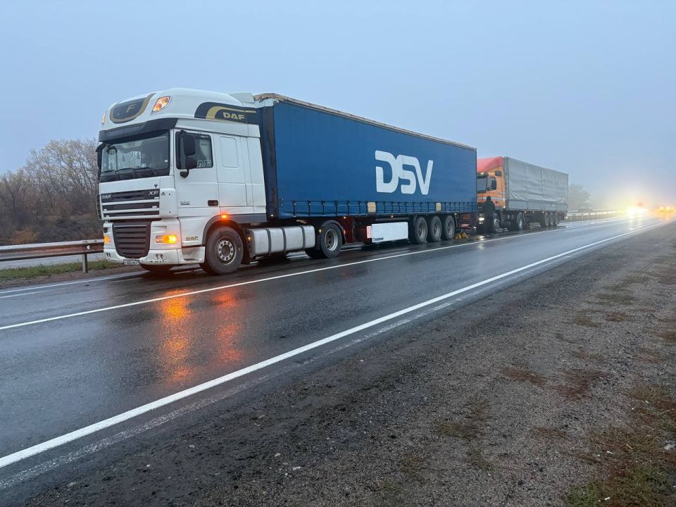 В Перевальске дорожные полицейские помогли водителю большегруза устранить возникшую на трассе поломку транспортного средства В Перевальске дорожные полицейские помогли водителю большегруза устранить возникшую на трассе поломку транспортного средства