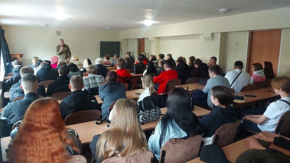 Представитель «Боевого братства» из Прикамья провёл творческие Уроки мужества для школьников Северодонецка Представитель «Боевого братства» из Прикамья провёл творческие Уроки мужества для школьников Северодонецка
