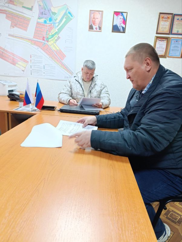 Сегодня в отделе жизнеобеспечения пгт Пролетарский Администрации городского округа город Ровеньки состоялась встреча с активным и инициативным жителем поселка, посвященная вопросам развития и продвижения территориального... Сегодня в отделе жизнеобеспечения пгт Пролетарский Администрации городского округа город Ровеньки состоялась встреча с активным и инициативным жителем поселка, посвященная вопросам развития и продвижения территориального...
