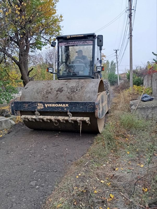 Коммунальщики Стаханова продолжают работу на улицах города Коммунальщики Стаханова продолжают работу на улицах города