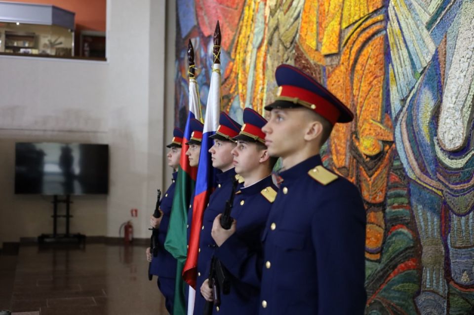 В Луганской Народной Республике курсанты и кадеты образовательных организаций Следственного комитета приняли торжественную клятву В Луганской Народной Республике курсанты и кадеты образовательных организаций Следственного комитета приняли торжественную клятву