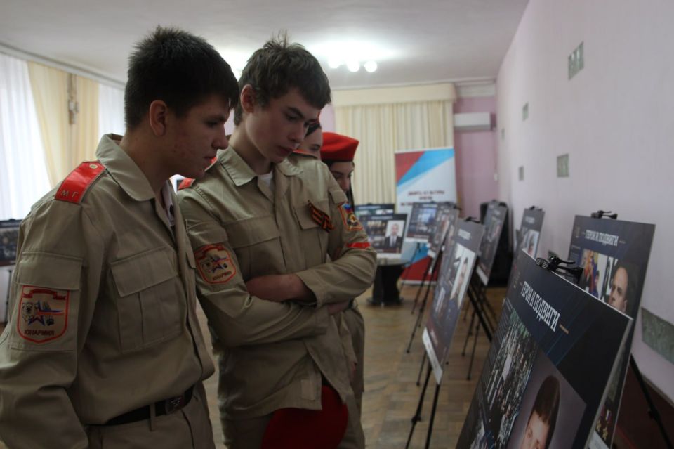 В Брянке открылась выставка «Герои и подвиги: Мои земляки – Герои России» В Брянке открылась выставка «Герои и подвиги: Мои земляки – Герои России»