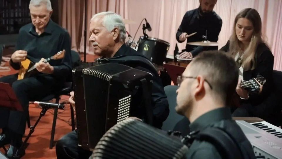 Жителям пгт. Юрьевка представили программу «Музыка души» в рамках акции «Искусство без границ» Жителям пгт. Юрьевка представили программу «Музыка души» в рамках акции «Искусство без границ»