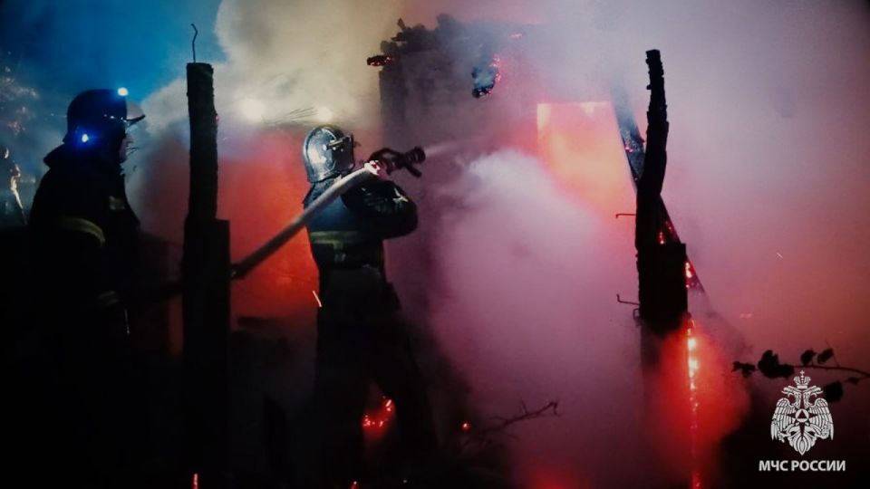 Спасатели МЧС России ликвидировали пожар в Ровеньковском районе Спасатели МЧС России ликвидировали пожар в Ровеньковском районе
