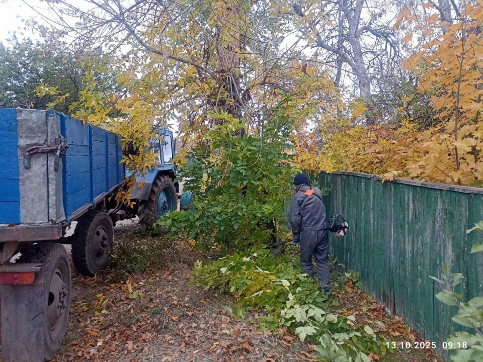 Коммунальщики Стаханова продолжают работу на улицах города Коммунальщики Стаханова продолжают работу на улицах города