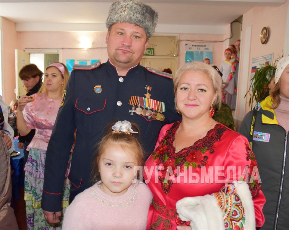 В Краснолучском центре культуры состоялся яркий народный праздник «Казачьи забавы» В Краснолучском центре культуры состоялся яркий народный праздник «Казачьи забавы»