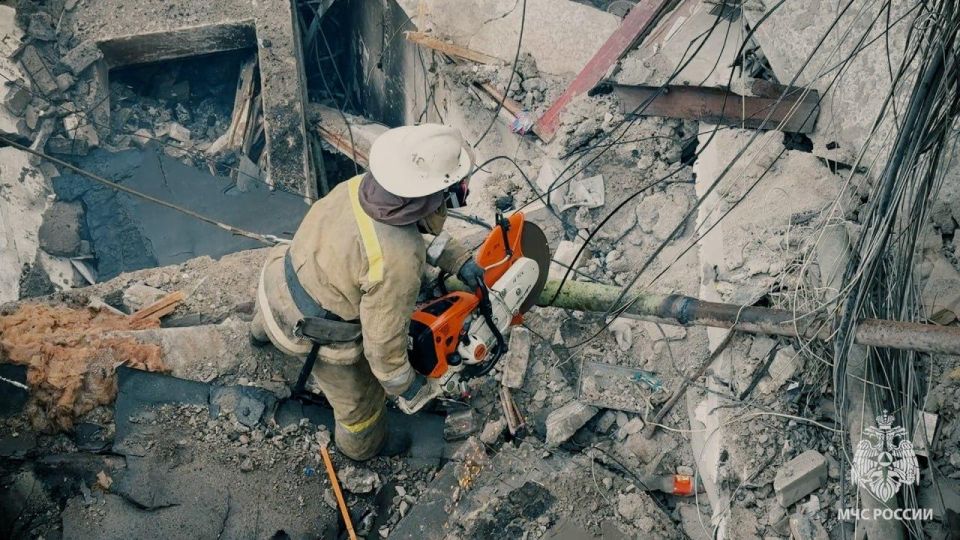 Спасатели МЧС России по ЛНР эвакуировали 67 человек из дома в Алчевске, где минувшей ночью произошел взрыв Спасатели МЧС России по ЛНР эвакуировали 67 человек из дома в Алчевске, где минувшей ночью произошел взрыв
