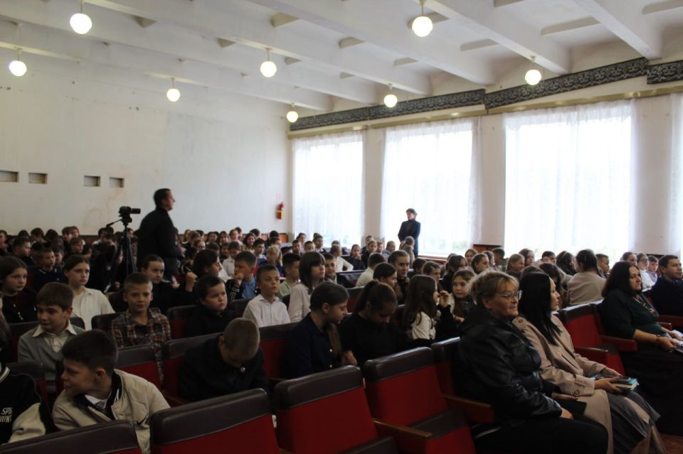 В Новопсковской средней школе представили сборник стихов и прозы «Наши строки - za мир!»