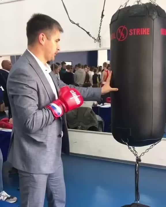 Министр спорта ЛНР Олег Шеренешев в торжественной обстановке открыл Первый Чемпионат ЛНР в новой дисциплине бокса «Сила удара»