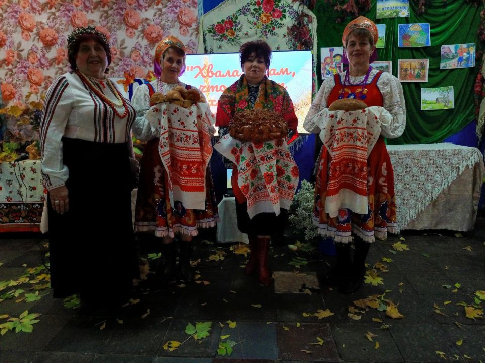 В Комсомольском сельском доме культуры состоялись посиделки ко Дню сельского хозяйства «Хвала рукам, что пахнут хлебом» В Комсомольском сельском доме культуры состоялись посиделки ко Дню сельского хозяйства «Хвала рукам, что пахнут хлебом»