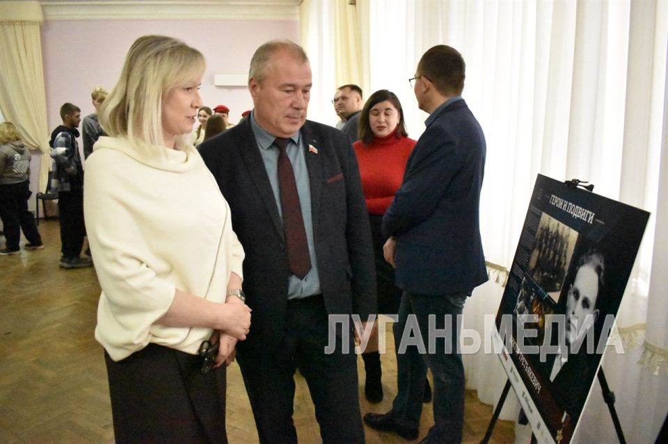 В Брянке открыта фотовыставка «Герои и подвиги: мои земляки – Герои России» В Брянке открыта фотовыставка «Герои и подвиги: мои земляки – Герои России»