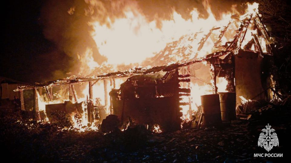 Спасатели МЧС России ликвидировали пожар в Ровеньковском районе Спасатели МЧС России ликвидировали пожар в Ровеньковском районе