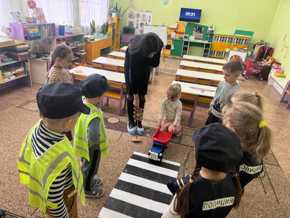 В Краснодоне дошкольникам провели занятия о правилах дорожного движения В Краснодоне дошкольникам провели занятия о правилах дорожного движения