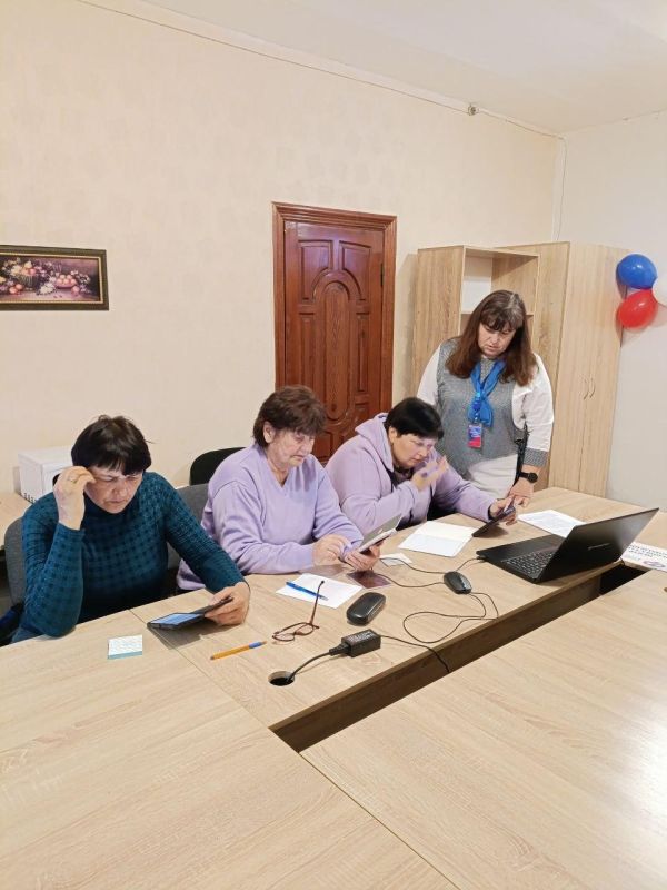 Пенсионная и компьютерная грамотность для посетителей центров общения старшего поколения Соцфонда России по ЛНР Пенсионная и компьютерная грамотность для посетителей центров общения старшего поколения Соцфонда России по ЛНР