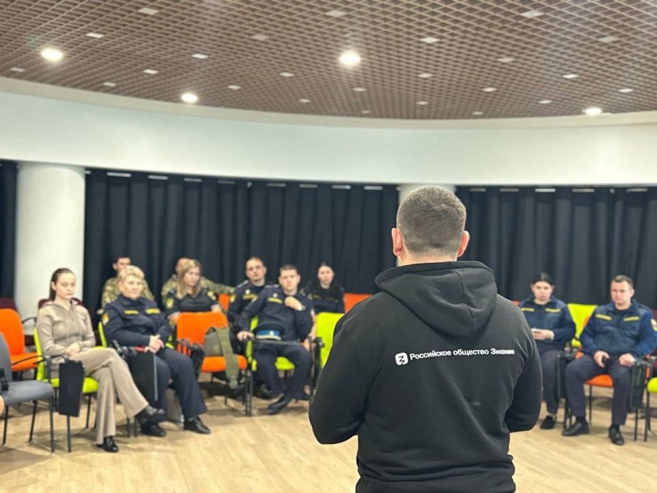 Герои вчера и сегодня: ветеран СВО провел лекцию для судебных приставов Луганской Народной Республики