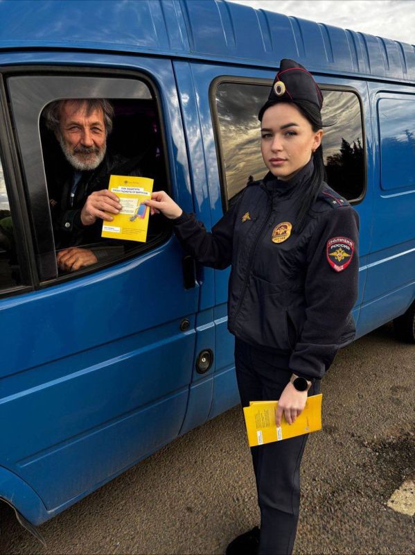 Дорожные полицейские проводят профилактику с автолюбителями Дорожные полицейские проводят профилактику с автолюбителями