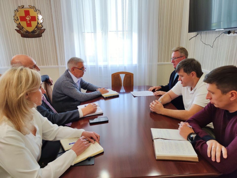 Луганская городская поликлиника № 12 и Краснодонская центральная многопрофильная больница станут базовыми центрами для профосмотров и медсопровождения защитников Отечества Луганская городская поликлиника № 12 и Краснодонская центральная многопрофильная больница станут базовыми центрами для профосмотров и медсопровождения защитников Отечества