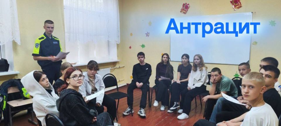 Сотрудники Госавтоинспекции провели профилактические беседы со школьниками и их родителями о соблюдении Правил дорожного движения Сотрудники Госавтоинспекции провели профилактические беседы со школьниками и их родителями о соблюдении Правил дорожного движения