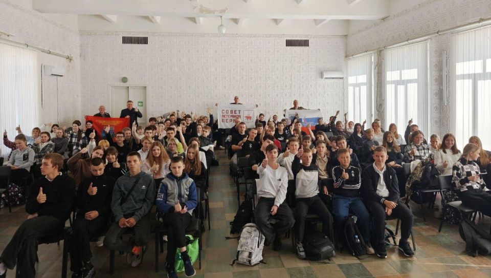 Представитель «Боевого братства» из Прикамья провёл творческие Уроки мужества для школьников Северодонецка Представитель «Боевого братства» из Прикамья провёл творческие Уроки мужества для школьников Северодонецка