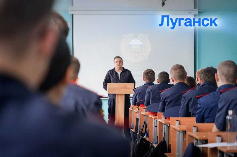 Сотрудники Госавтоинспекции провели профилактические беседы со школьниками и их родителями о соблюдении Правил дорожного движения Сотрудники Госавтоинспекции провели профилактические беседы со школьниками и их родителями о соблюдении Правил дорожного движения