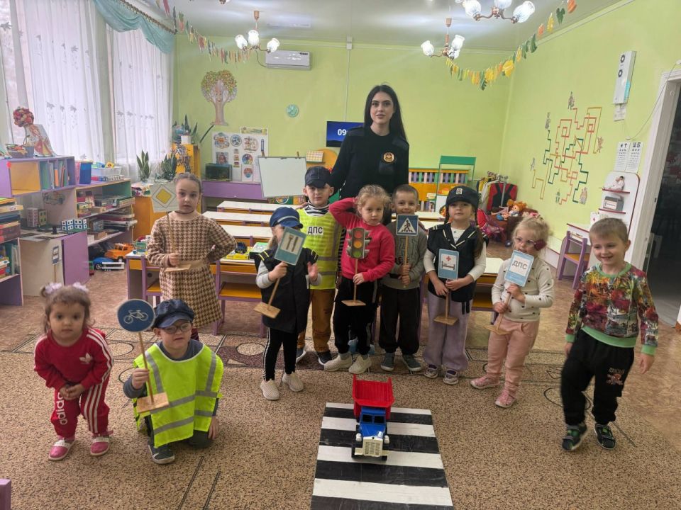 В Краснодоне дошкольникам провели занятия о правилах дорожного движения В Краснодоне дошкольникам провели занятия о правилах дорожного движения