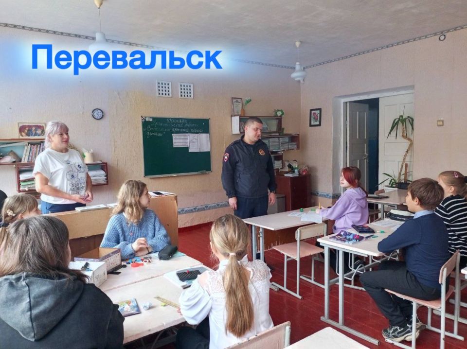 Сотрудники Госавтоинспекции провели профилактические беседы со школьниками и их родителями о соблюдении Правил дорожного движения Сотрудники Госавтоинспекции провели профилактические беседы со школьниками и их родителями о соблюдении Правил дорожного движения