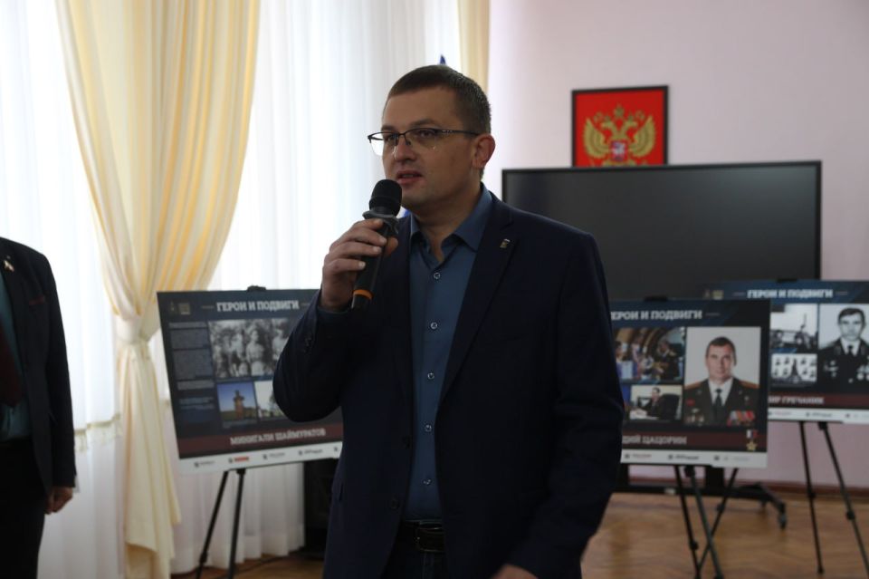 В Брянке открылась выставка «Герои и подвиги: Мои земляки – Герои России» В Брянке открылась выставка «Герои и подвиги: Мои земляки – Герои России»