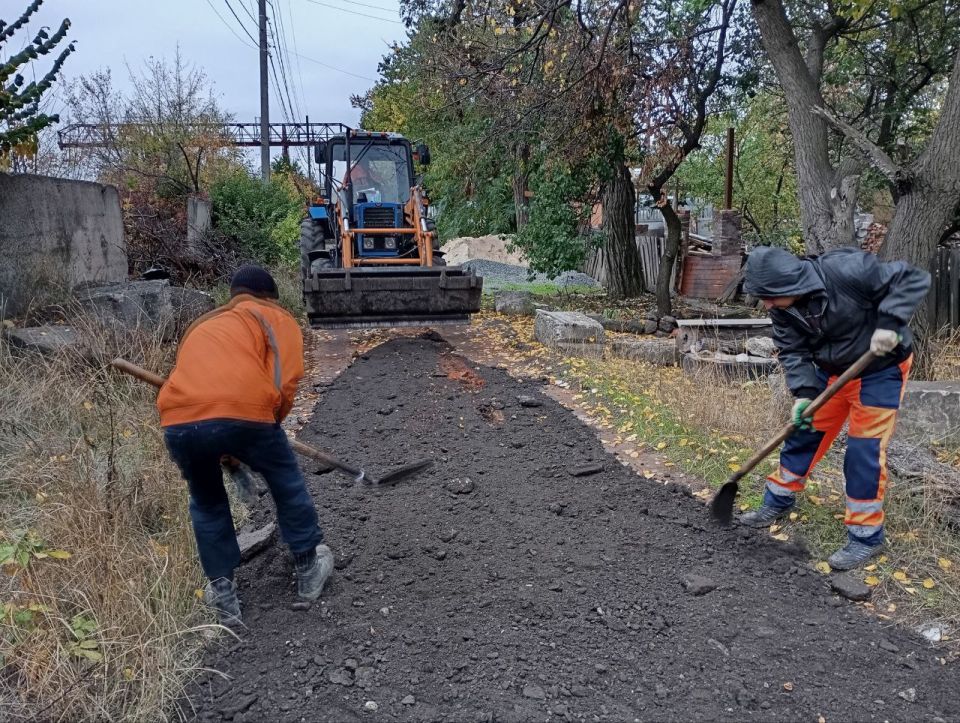 Коммунальщики Стаханова продолжают работу на улицах города Коммунальщики Стаханова продолжают работу на улицах города