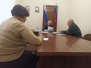 Личный прием граждан провел заместитель главы Администрации Луганска Владимир Воронин