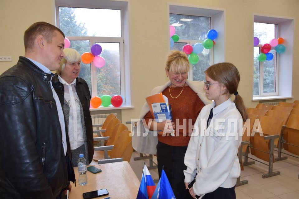 В рамках празднования Дня отца активисты Партии «Единая Россия» организовали встречу Луганского автора и исполнителя патриотических песен, многодетного отца Юрия Турчаева с учениками Славяносербской школы В рамках празднования Дня отца активисты Партии «Единая Россия» организовали встречу Луганского автора и исполнителя патриотических песен, многодетного отца Юрия Турчаева с учениками Славяносербской школы