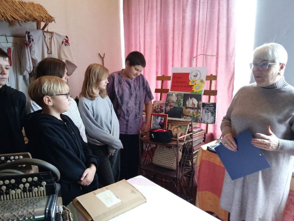 Ко Дню казачества, который отмечается 14 октября, сотрудники библиотеки-филиала № 11 провели краеведческий экскурс «В гостях у казаков» с учащимися Комиссаровской школы № 31. Мероприятие прошло в краеведческом музее школы Ко Дню казачества, который отмечается 14 октября, сотрудники библиотеки-филиала № 11 провели краеведческий экскурс «В гостях у казаков» с учащимися Комиссаровской школы № 31. Мероприятие прошло в краеведческом музее школы
