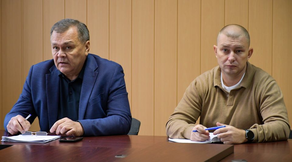 Евгений Шаталин: Совместно с первым заместителем Игорем Шмидтом и депутатом Народного Совета ЛНР Алексеем Околеловым провел совещание с представителями подрядных организаций города Рубежное Евгений Шаталин: Совместно с первым заместителем Игорем Шмидтом и депутатом Народного Совета ЛНР Алексеем Околеловым провел совещание с представителями подрядных организаций города Рубежное