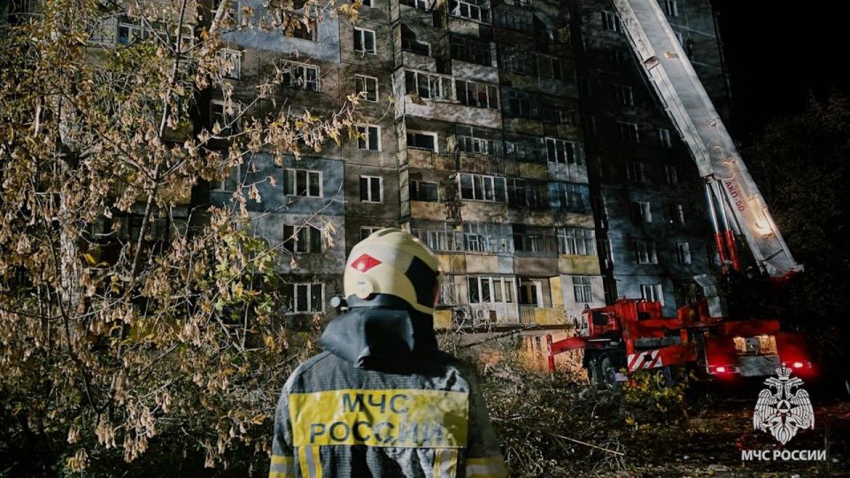 Спасатели МЧС России по ЛНР эвакуировали 67 человек из дома в Алчевске, где минувшей ночью произошел взрыв Спасатели МЧС России по ЛНР эвакуировали 67 человек из дома в Алчевске, где минувшей ночью произошел взрыв
