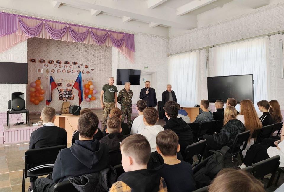 Представитель «Боевого братства» из Прикамья провёл творческие Уроки мужества для школьников Северодонецка Представитель «Боевого братства» из Прикамья провёл творческие Уроки мужества для школьников Северодонецка