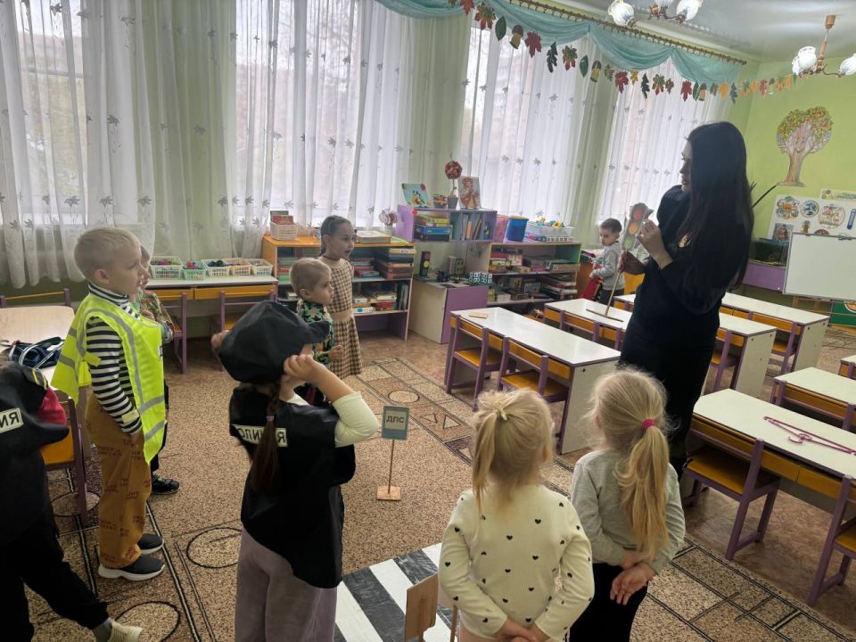 В Краснодоне дошкольникам провели занятия о правилах дорожного движения В Краснодоне дошкольникам провели занятия о правилах дорожного движения