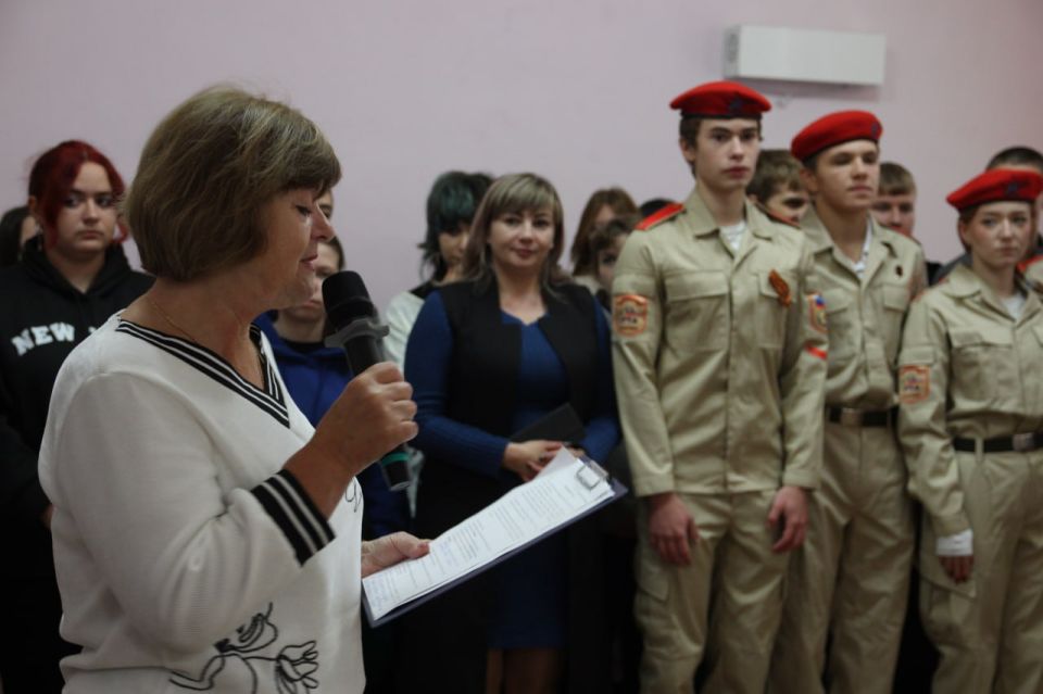 В Брянке открылась выставка «Герои и подвиги: Мои земляки – Герои России» В Брянке открылась выставка «Герои и подвиги: Мои земляки – Герои России»