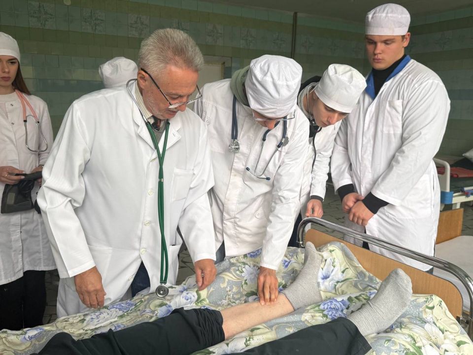 Под руководством доцента кафедры факультетской терапии Торопчина В.И. студенты 4-го курса специальности «Лечебное дело» принимают участие в ежедневном обходе в ГБУЗ «Луганская городская клиническая многопрофильная больница №... Под руководством доцента кафедры факультетской терапии Торопчина В.И. студенты 4-го курса специальности «Лечебное дело» принимают участие в ежедневном обходе в ГБУЗ «Луганская городская клиническая многопрофильная больница №...