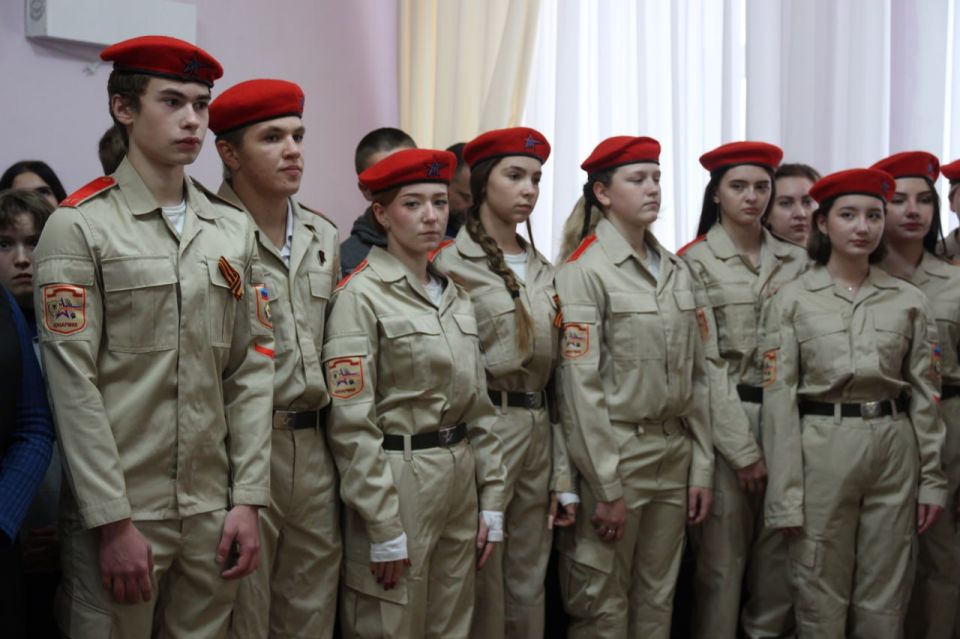 В Брянке открылась выставка «Герои и подвиги: Мои земляки – Герои России» В Брянке открылась выставка «Герои и подвиги: Мои земляки – Герои России»