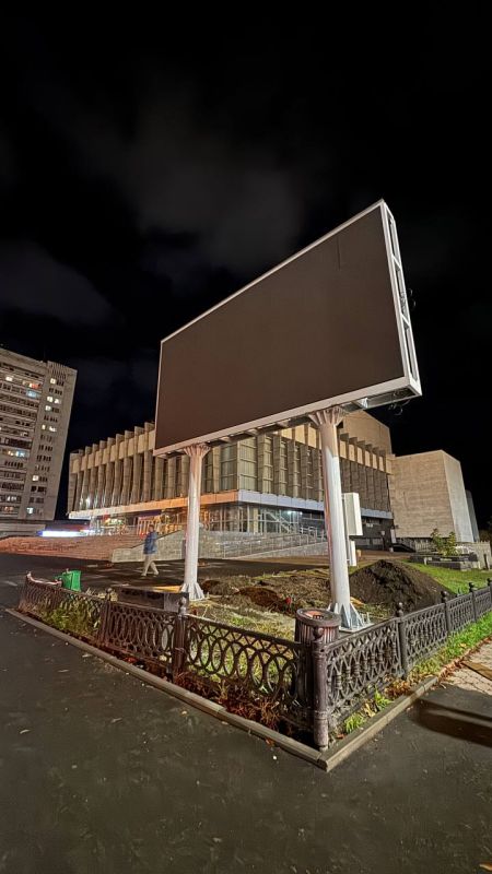 На Театральной площади Луганска уже установили новый экран - размерчик впечатляет