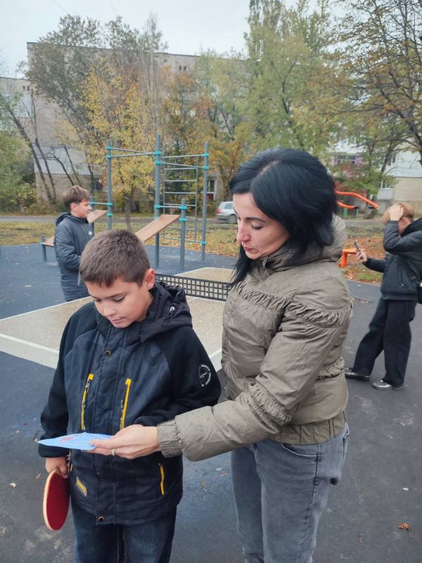 Ровеньковская школа №3 продолжает активно работать над повышением безопасности своих учеников и жителей города Ровеньковская школа №3 продолжает активно работать над повышением безопасности своих учеников и жителей города
