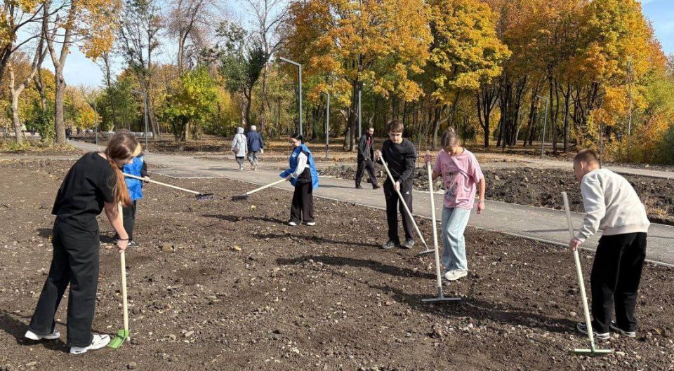В Красном Луче активисты высадили «Сад желаний» В Красном Луче активисты высадили «Сад желаний»