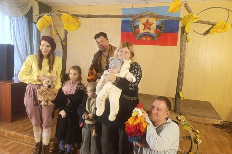 В Володарском клубе Красноярский театр кукол представил спектакль «Машенька и Медведь» В Володарском клубе Красноярский театр кукол представил спектакль «Машенька и Медведь»