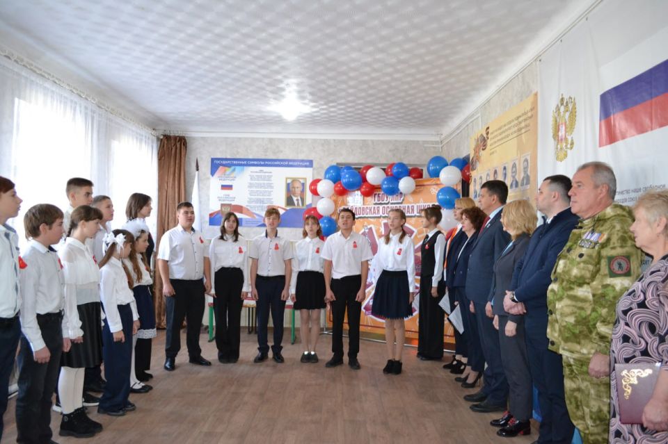 Сегодня в Государственном бюджетном общеобразовательном учреждении «Байдовская основная школа» состоялась торжественная линейка, посвящённая открытию парты Героя Советского Союза Петра Осиповича Болото Сегодня в Государственном бюджетном общеобразовательном учреждении «Байдовская основная школа» состоялась торжественная линейка, посвящённая открытию парты Героя Советского Союза Петра Осиповича Болото