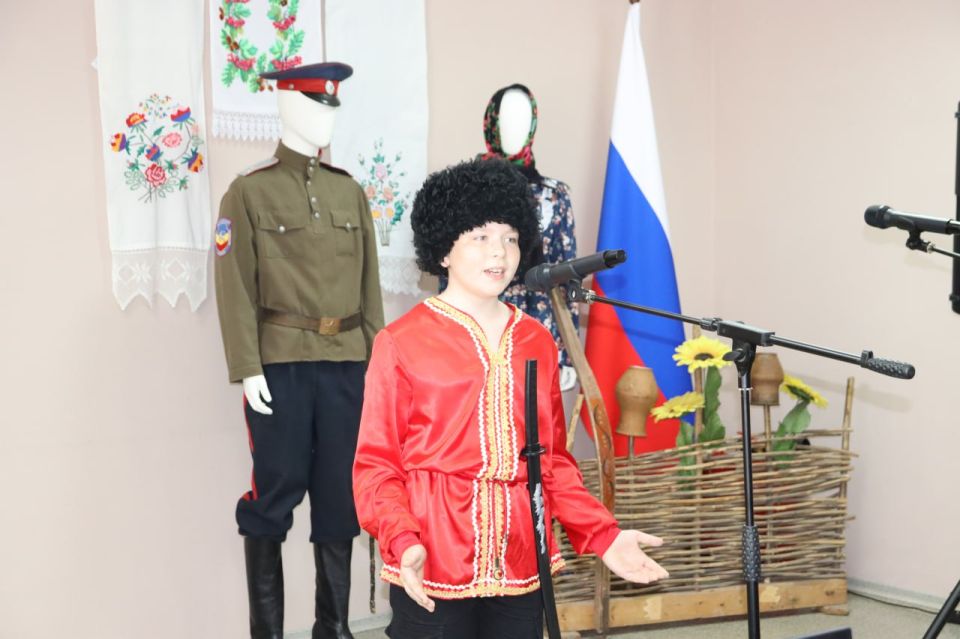 В Антрацитовском историческом музее состоялся исторический экскурс с концертной программой, посвященной Дню казачества Луганской Народной Республики В Антрацитовском историческом музее состоялся исторический экскурс с концертной программой, посвященной Дню казачества Луганской Народной Республики
