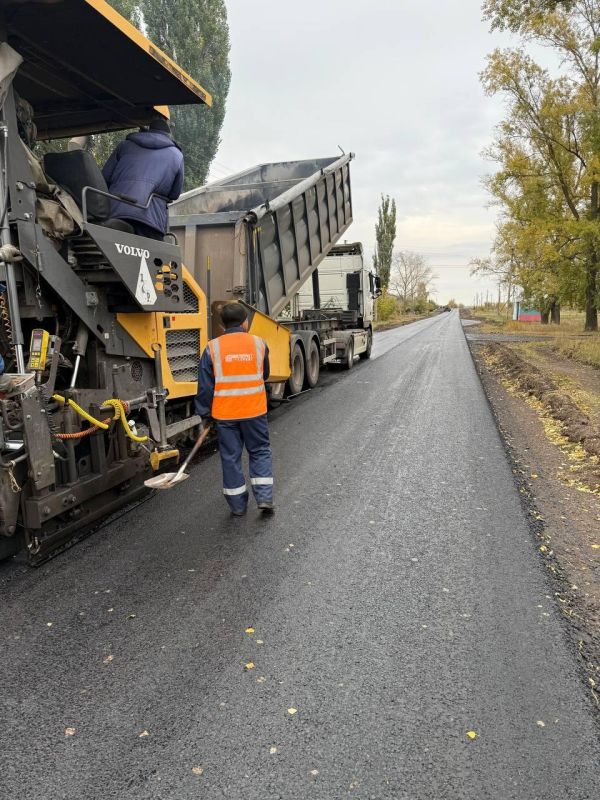В Новопсковском округе ЛНР обновляют ключевую автодорогу В Новопсковском округе ЛНР обновляют ключевую автодорогу