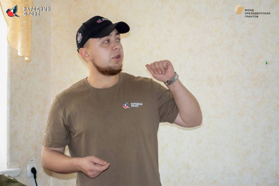 Команда Молодежки Народного фронта провела агитацию для Луганского колледжа моды, парикмахерского искусства и компьютерных технологий