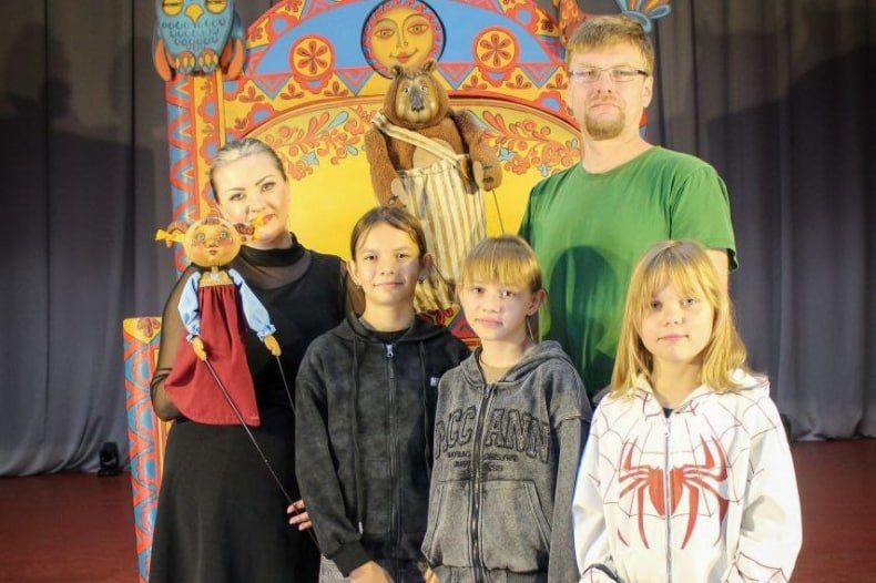 В Володарском клубе Красноярский театр кукол представил спектакль «Машенька и Медведь» В Володарском клубе Красноярский театр кукол представил спектакль «Машенька и Медведь»