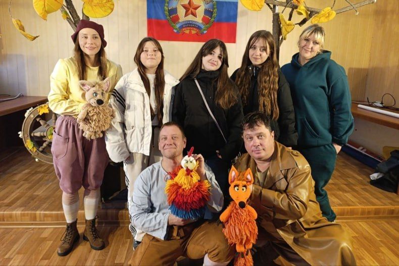 В Володарском клубе Красноярский театр кукол представил спектакль «Машенька и Медведь» В Володарском клубе Красноярский театр кукол представил спектакль «Машенька и Медведь»