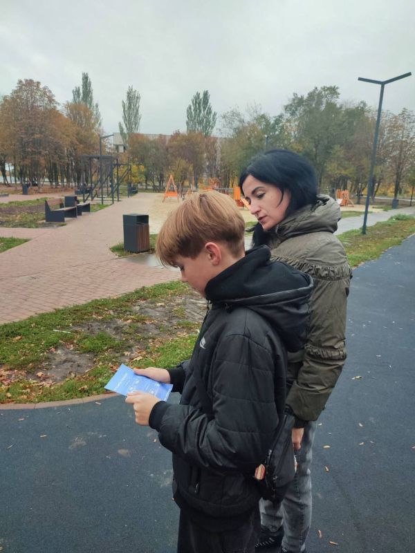 Ровеньковская школа №3 продолжает активно работать над повышением безопасности своих учеников и жителей города Ровеньковская школа №3 продолжает активно работать над повышением безопасности своих учеников и жителей города